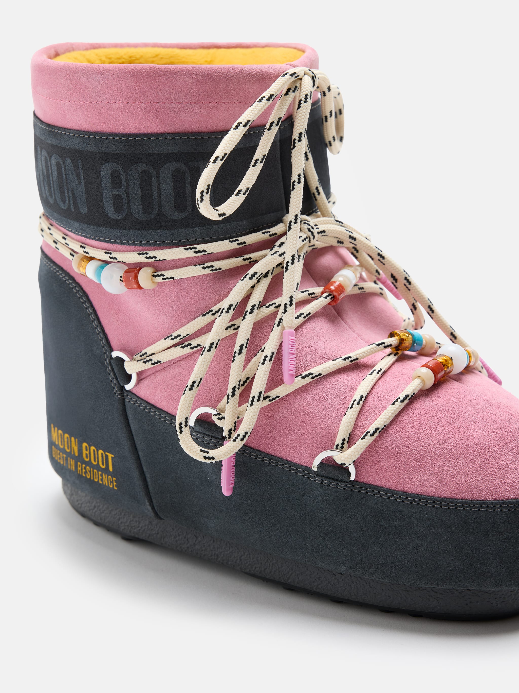 MOON BOOT X GUEST IN RESIDENCE BOTTES ICON LOW EN DAIM GRIS ET ROSE AVEC PERLES image number 4