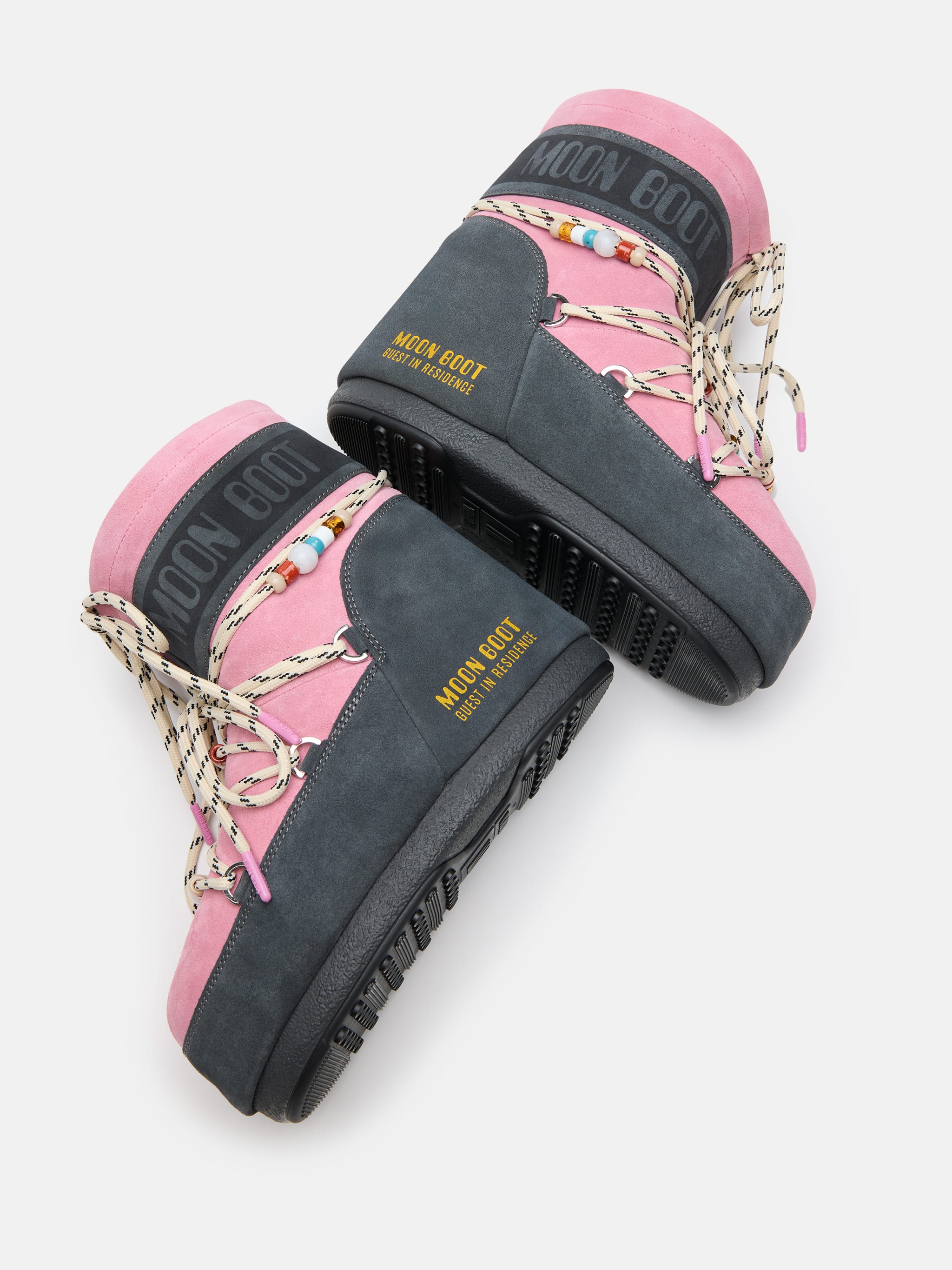 MOON BOOT X GUEST IN RESIDENCE ICON LOW STIEFEL AUS VELOURSLEDER MIT PERLEN IN GRAU & ROSA image number 2
