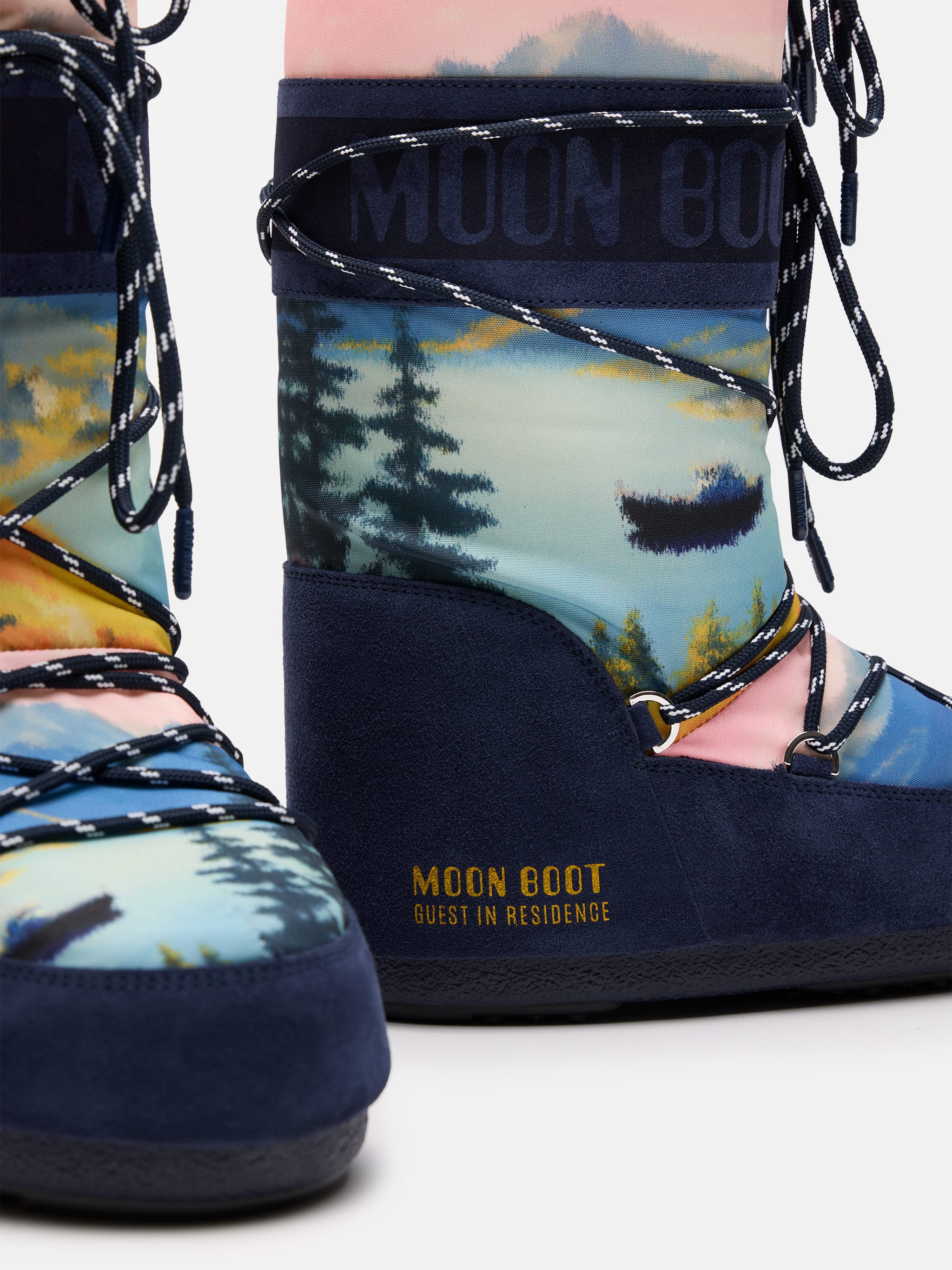 BOTTES ICON BLEU NUIT MOON BOOT X GUEST IN RESIDENCE image number 3
