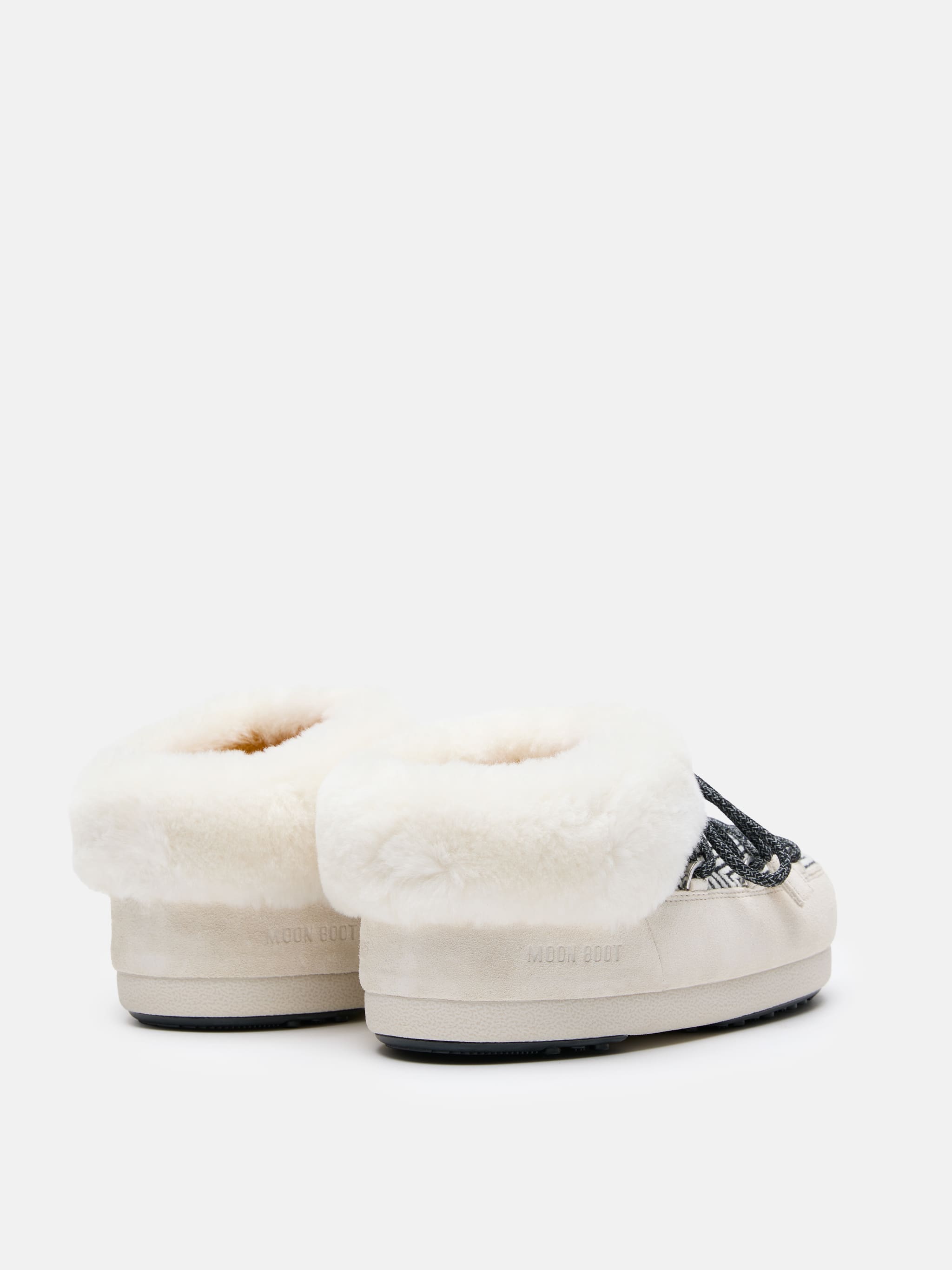 MOON BOOT X GUEST IN RESIDENCE EVX CHALET MULES MIT KUNSTPELZ IN WHITE SAND