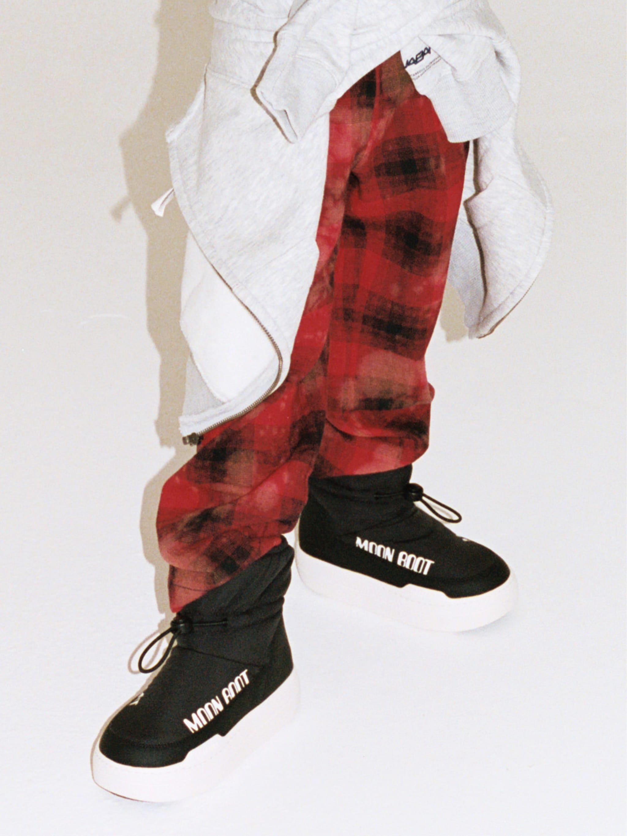 JUNIOR PARK BLACK TUBE MID BOOTS image number 4