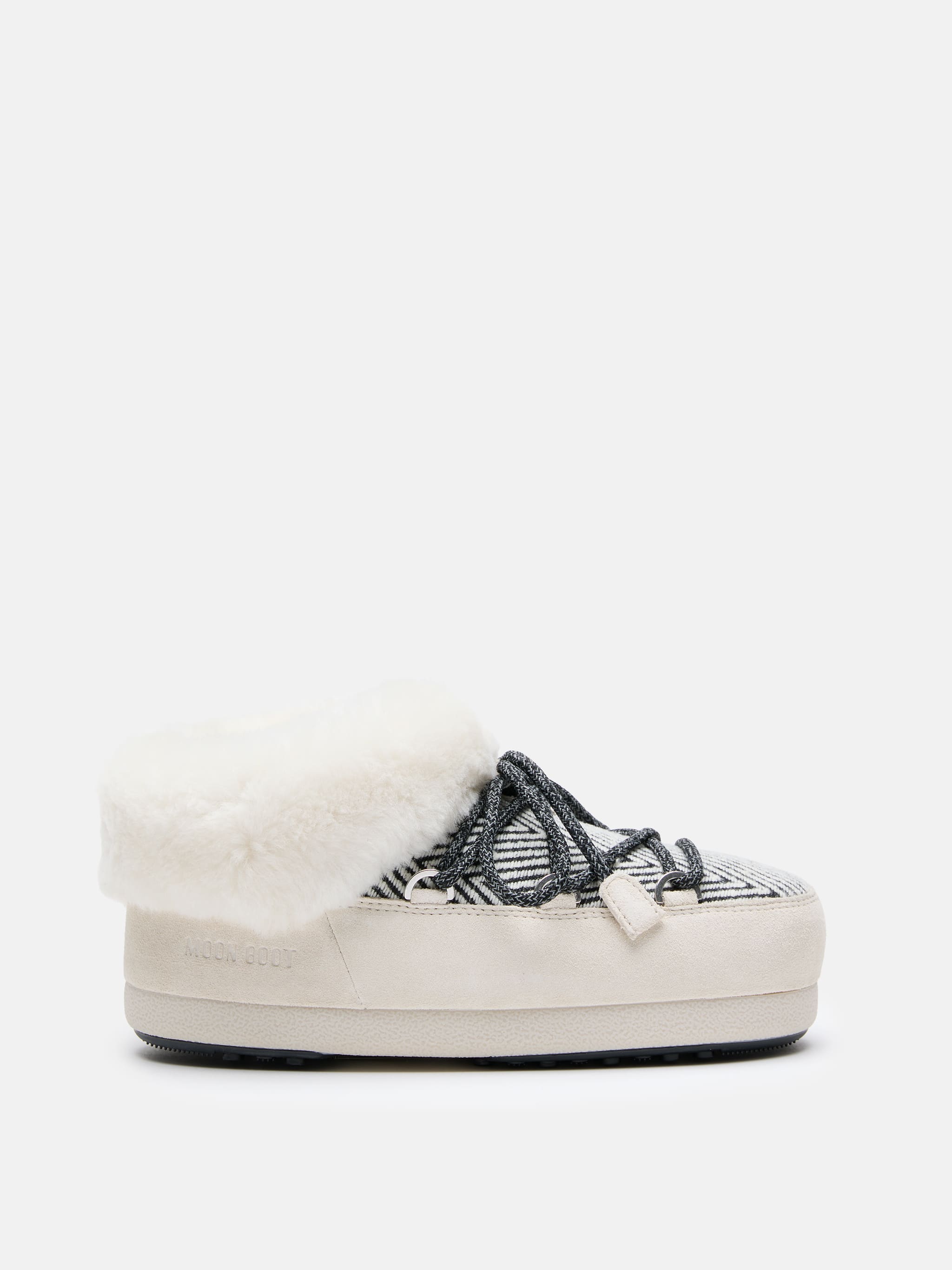 MOON BOOT X GUEST IN RESIDENCE EVX CHALET MULES MIT KUNSTPELZ IN WHITE SAND