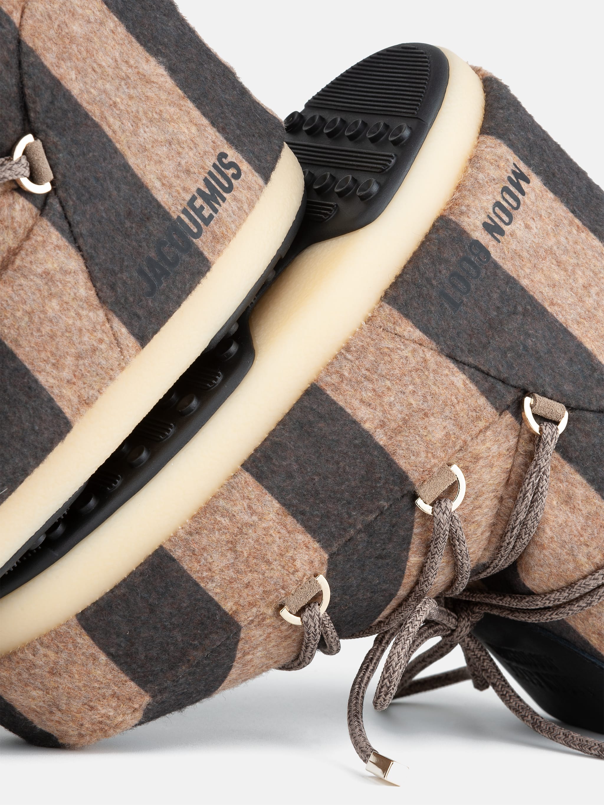JACQUEMUS + MOON BOOT BOTTES ICON LOW EN FEUTRE BEIGE À RAYURES image number 4