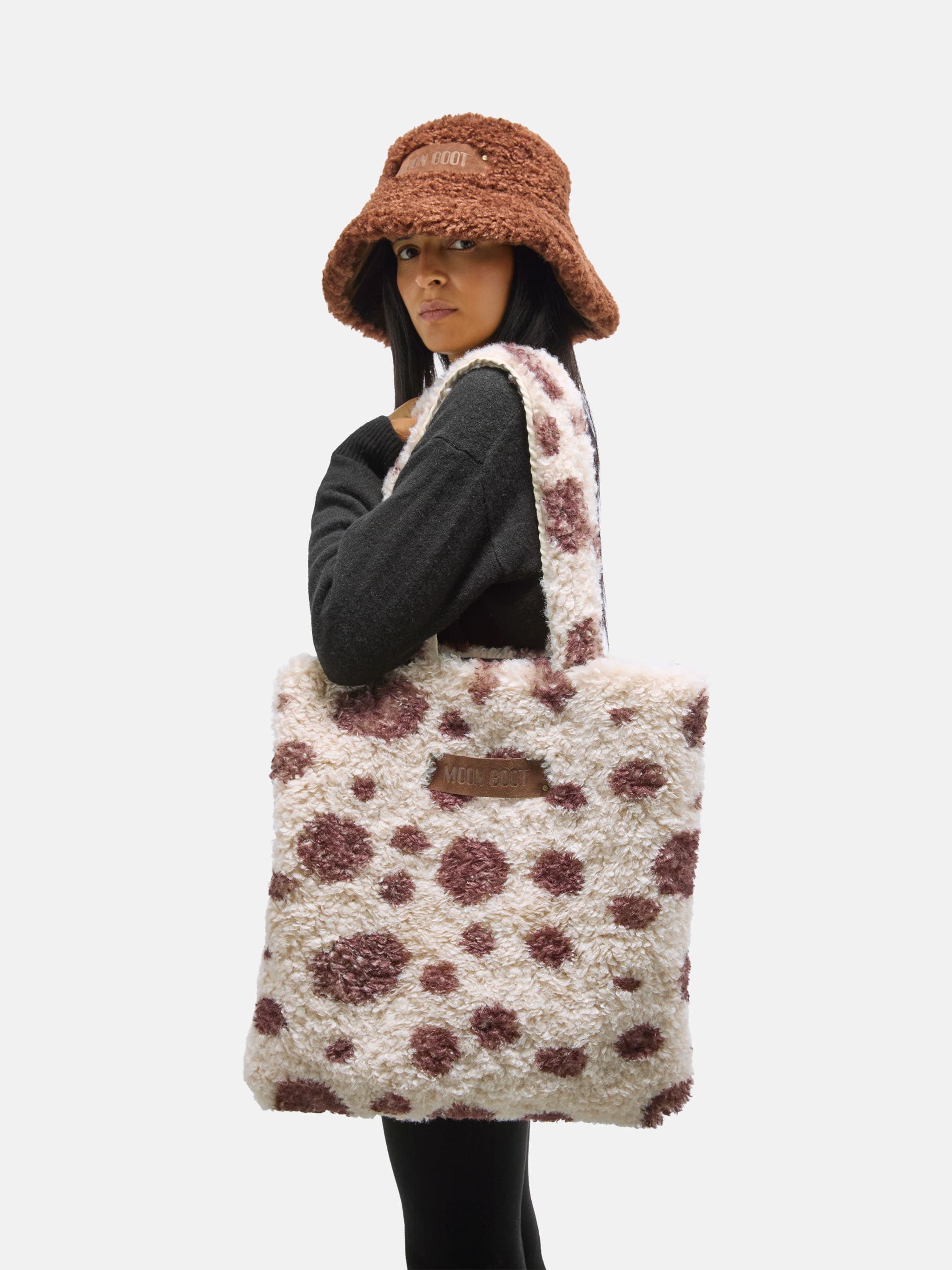 TOTE BAG AUS KUNSTFELL IN BRAUN image number 0