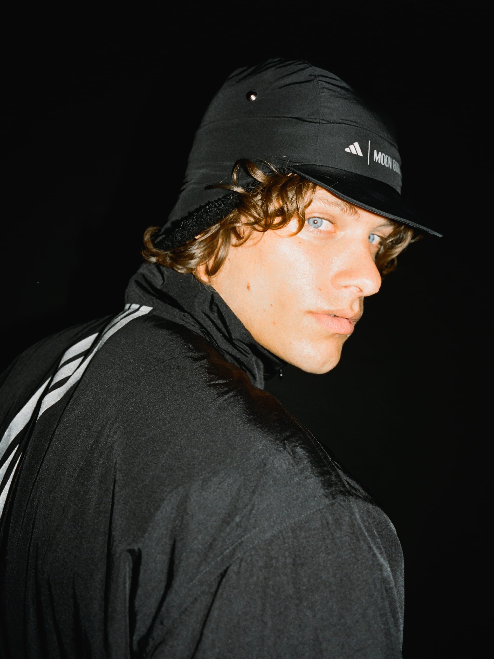 ADIDAS X MOON BOOT KAPPE IN SCHWARZ image number 5