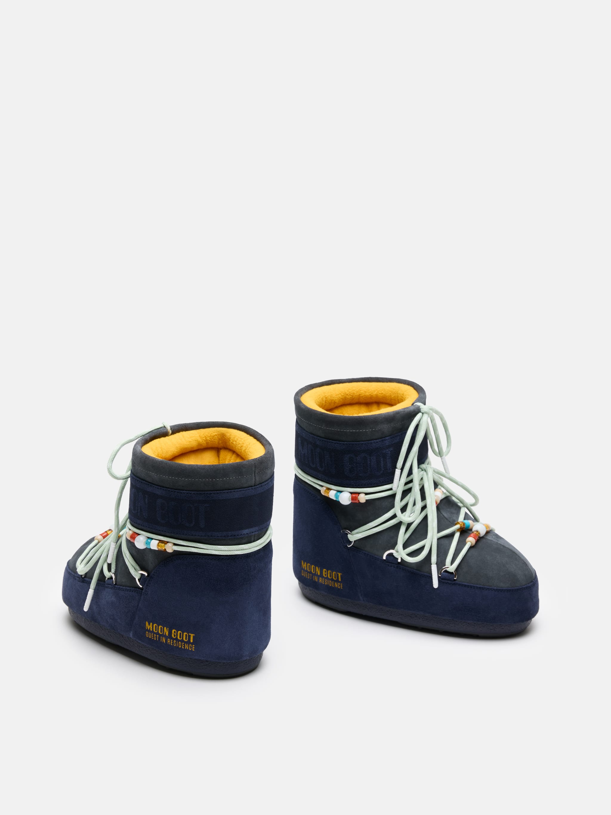MOON BOOT X GUEST IN RESIDENCE BOTTES ICON LOW EN DAIM GRIS ET BLEU NUIT AVEC PERLES image number 2