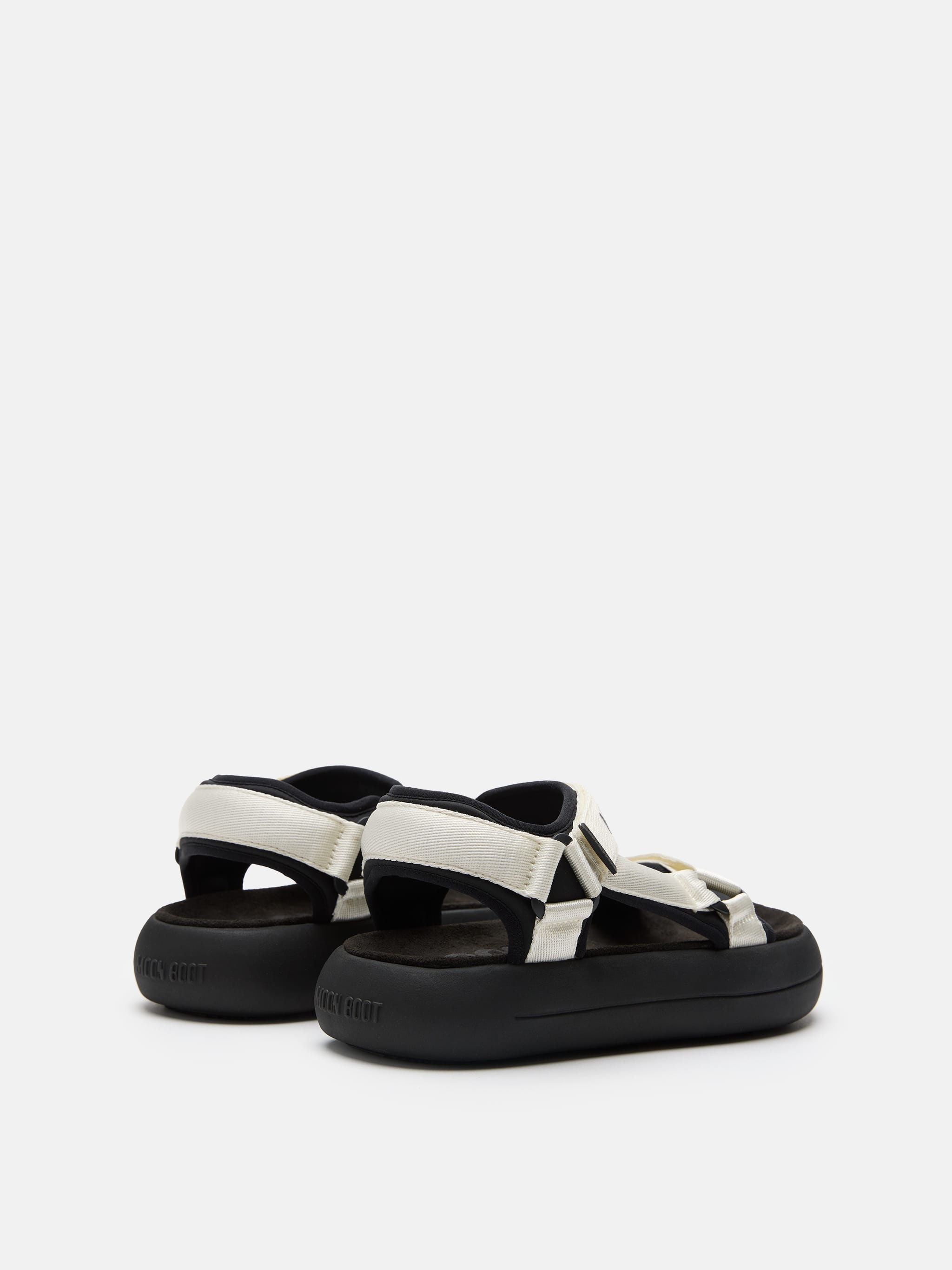 SUPER SANDAL IN SCHWARZ UND WEISS