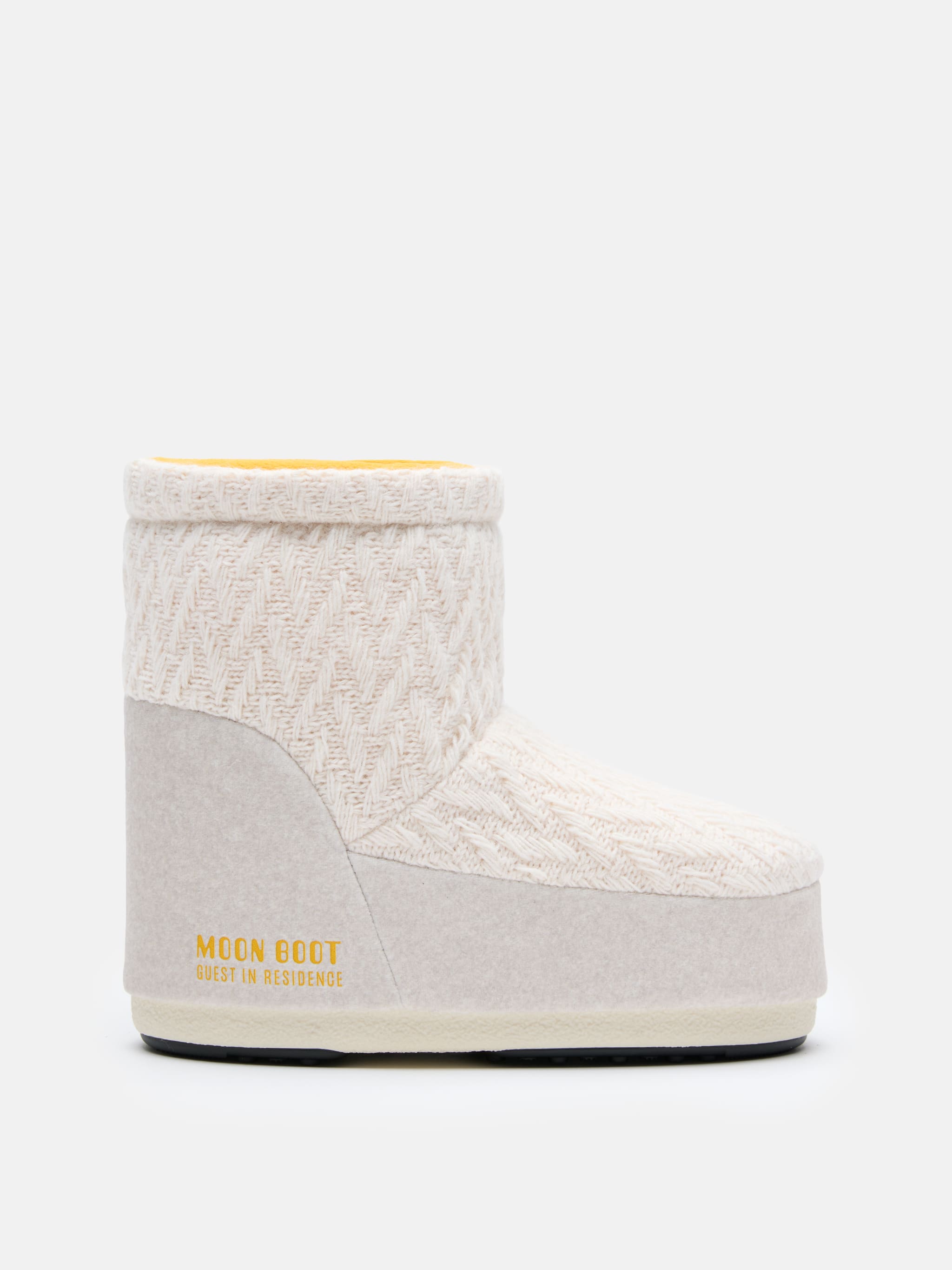 STIVALE ICON LOW SABBIA IN MAGLIA SENZA LACCI MOON BOOT X GUEST IN RESIDENCE