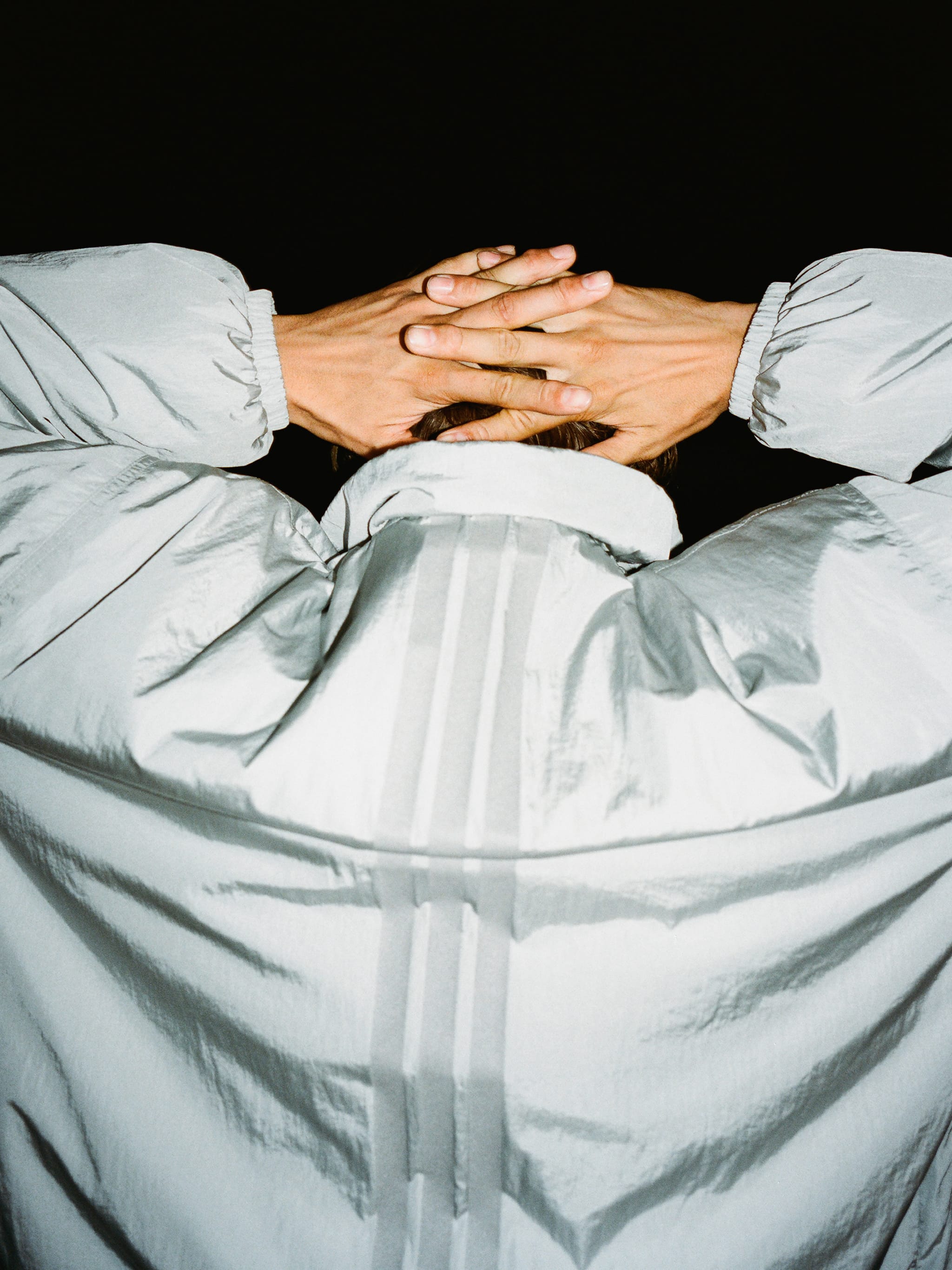 CHAQUETA DE CH&Aacute;NDAL PLATEADA ADIDAS X MOON BOOT image number 0