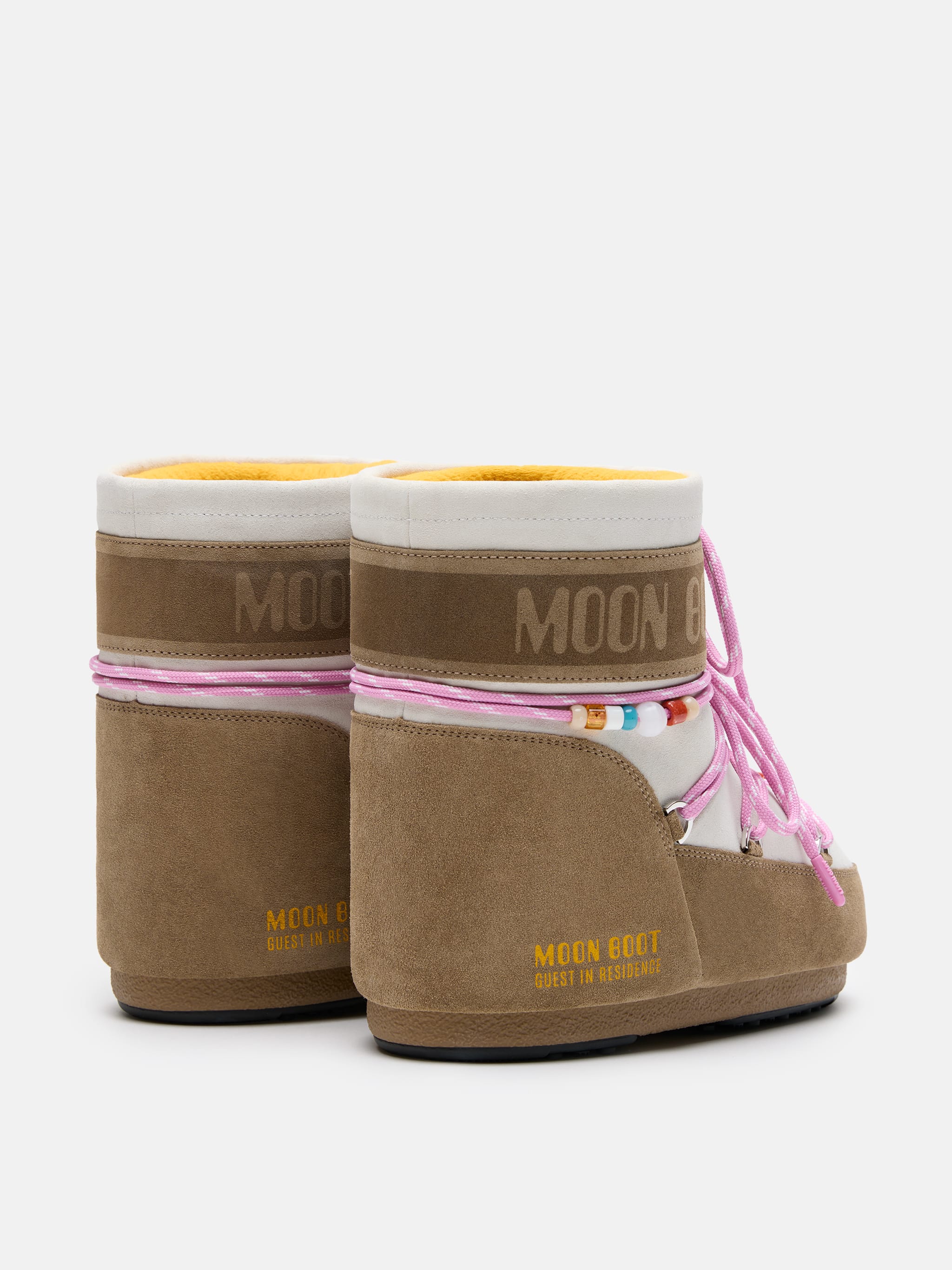 STIVALE ICON LOW MIELE E SABBIA IN PELLE SCAMOSCIATA CON PERLINE MOON BOOT X GUEST IN RESIDENCE