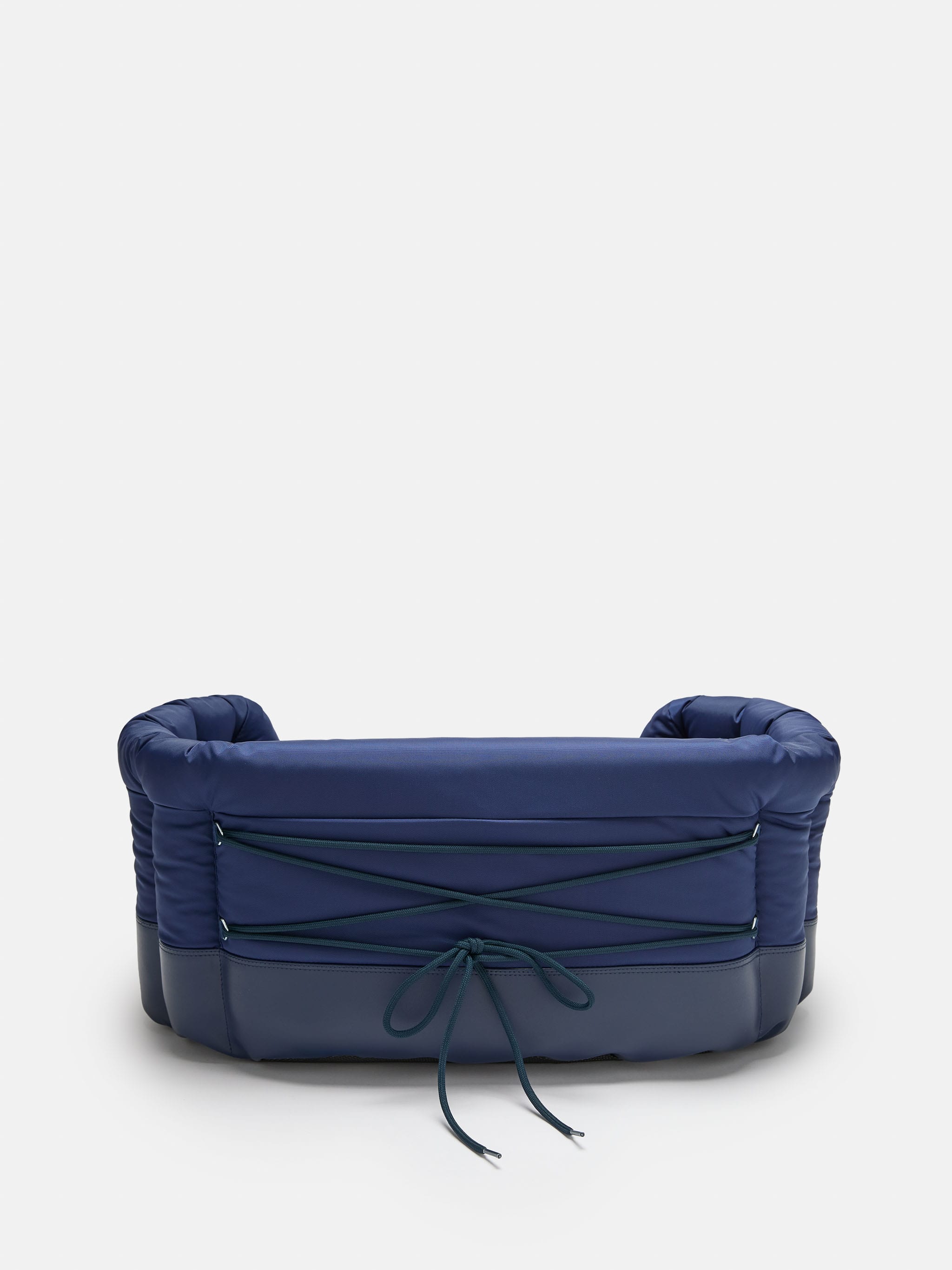 MOON BOOT X POLDO DOG COUTURE CAMA ACOLCHADA AZUL PARA PERROS image number 3