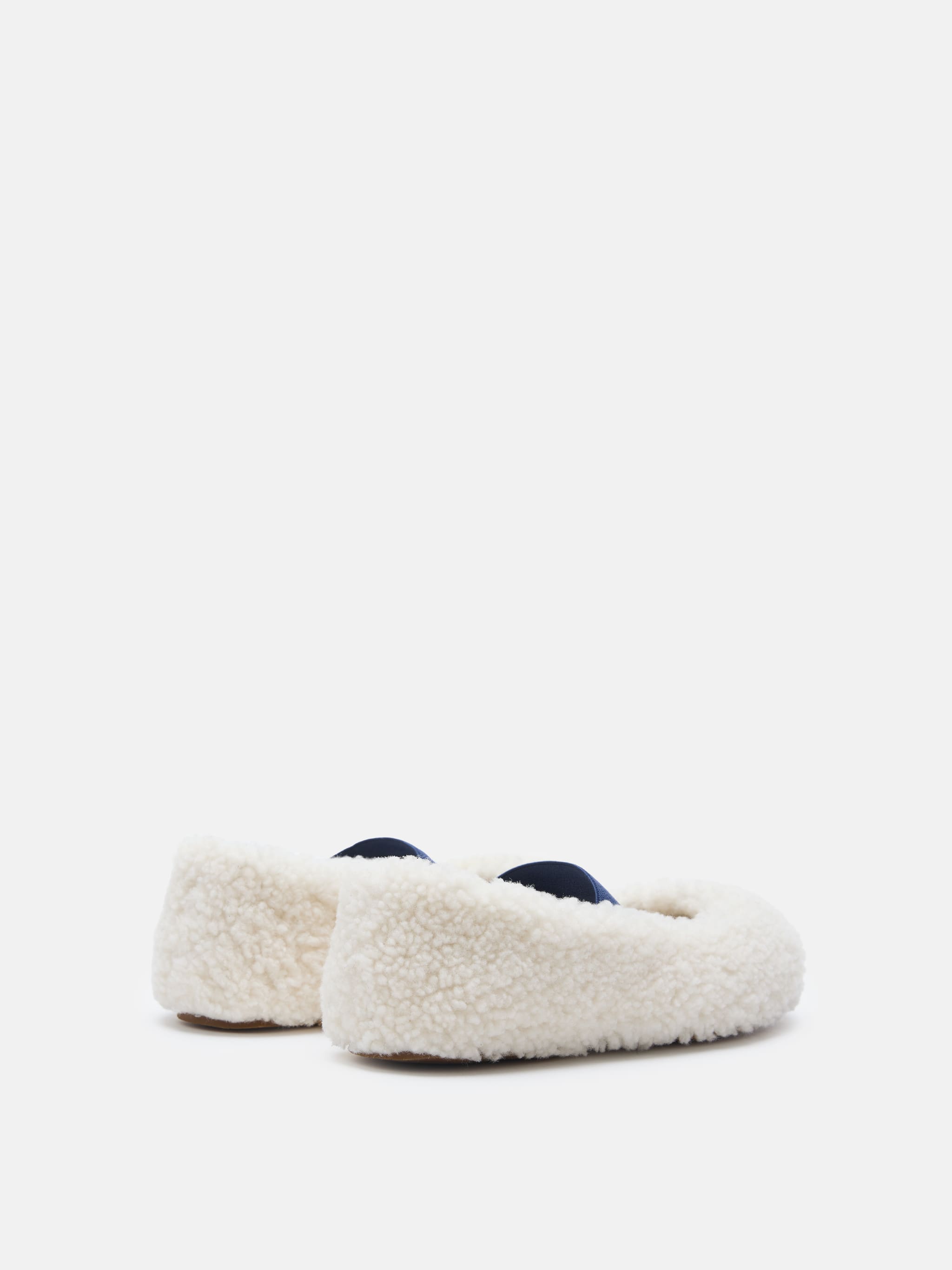 BALLERINAS AUS SHEARLING IN WEISS