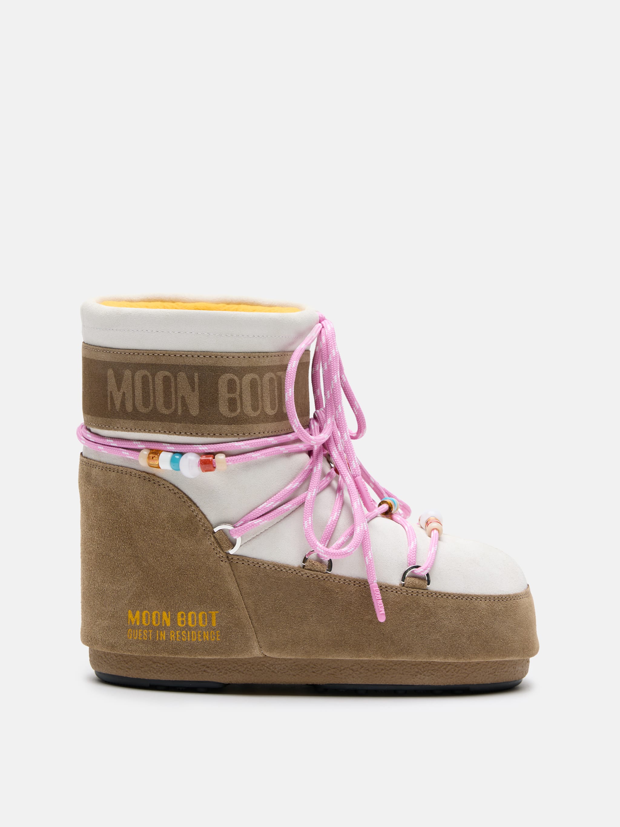 MOON BOOT X GUEST IN RESIDENCE ICON LOW STIEFEL AUS VELOURSLEDER MIT PERLEN IN HONEY & WHITE SAND image number 0